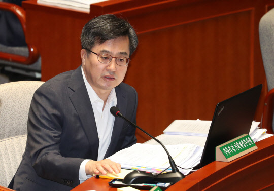 22일 오전 국회에서 열린 예산결산특별위원회 전체회의에서 김동연 경제부총리 겸 기획재정부 장관이 질의에 답변하고 있다.   연합뉴스
